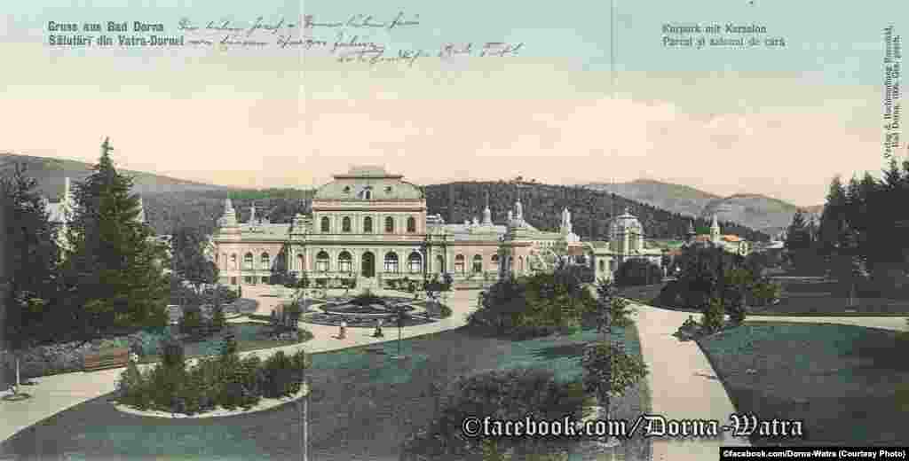 Cazinoul este restaurat acum la forma inițială, cea din această imagine. În anii &#39;30 i se adăugase o terasă în partea din spate, care a fost extinsă în anii &#39;60, când aici funcționa cantina stațiunii.&nbsp;