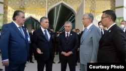 Солдон оңго карай Тажикстандын президенти Эмомали Рахмон, Түркмөнстандын мурдагы президенти Гурбангулы Бердымухамедов, Өзбекстандын президенти Шавкат Мирзиёев, Казакстандын президенти Касым-Жомарт Токаев, Кыргызстандын президенти Садыр Жапаров. 6-август, 2021-жыл. Түркмөнстан. 