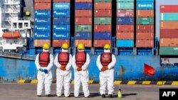 Multe dintre fabricile chineze produc în acest moment mai mult decât pot vinde. China este în deflație. 