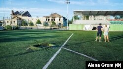 Ирпендеги спорт аянтчасындагы ракета оюп кеткен жер.