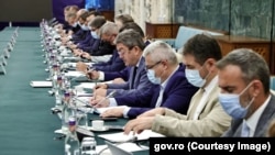 În urmă cu circa două săptămâni, majoritatea rectorilor de la cele mai importante universități din România s-au întâlnit cu premierul Ciucă și ministrul Educației, Câmpeanu în contextul dezbaterilor privind noile legi ale educației. Niciunul din cei prezenți nu a ridicat problema plagiatului de care este acuzat cu indicii temeinice premierul.