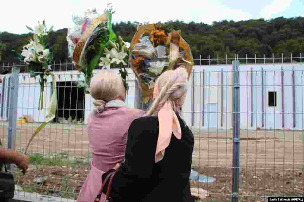 Porodice su došle u Kravicu u okviru obilježavanja 27. godišnjice genocida nad Bošnjacima &quot;Sigurne zone UN-a&quot; Srebrenica iz jula 1995. godine. Želja je da se obilaskom mjesta masovnog stradanja Bošnjaka oda počast nevino stradalim u srebreničkom genocidu. Na mjestu zadruge u Kravici već nekoliko mjeseci je u toku čišćenje terena i uklanjanje otpada. &nbsp;