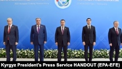 Лидеры стран Центральной Азии (слева направо): президент Казахстана Касым-Жомарт Токаев, президент Таджикистана Эмомали Рахмон, президент Кыргызстана Садыр Жапаров, президент Туркменистана Сердар Бердымухамедов, президент Узбекистана Шавкат Мирзиёев 