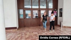 Doamna Genoveva (dreapta) și o prietenă ies din punctul fix de recenzare. Spun că este o variantă foarte utilă pentru cei care nu au reușit să participe la Recensământ în altă formă.