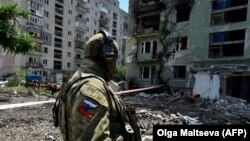 Російський військовий стоїть серед руїн захопленого Сєвєродонецька. Це може здатися вам дивним і недієвим, але перед зверненням до ЄСПЛ правозахисники радять надсилати заяви про злочини окупантів до Слідчого комітету Росії. Чому – розповідаємо нижче