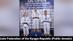 Дзюдо боюнча АКШнын ачык чемпионатында үч алтын байге уткан Акмаржан Турдажиева ортодо. 28-31-июль, 2022-жыл. АКШ, Флорида штаты. 