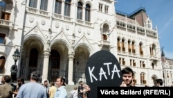 Tüntetés a kata-törvény módosítása miatt Budapesten. 