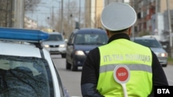 Полицай от Пътна полиция по време на акция в София. 