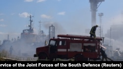 Пожарникари се борят с последствията от атаката срещу пристанището в Одеса от събота. Снимката е на Южното оперативно командване на украинската армия