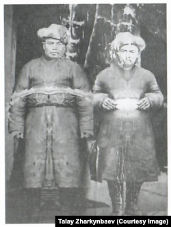 Жаныбек казы Сагынбаев (1861-1933) оңдо. Сол тарапта турганы бир тууганы Калыбек.