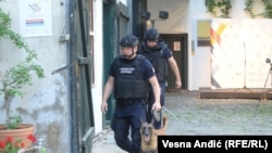 Posle dojave o bombi policija pregleda Centar za kulturnu dekontaminaciju gde je otvoren festival "Mirëdita, dobar dan", Beograd, 26. maj 2022.