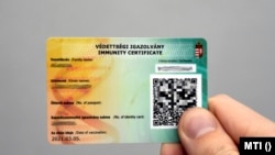 Névre kiállított, személyes azonosító adatokat és az oltás idejét tartalmazó védettségi igazolvány.