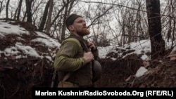 Украински војник борбени позиции во ровот на фронтот, Доњецк, 02 февруари 2022 година
