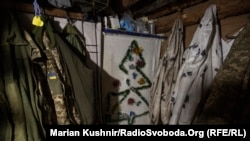 „Оваа година донесовме италијански дизајнер да украси“, се пошегува еден војник за празничните украси.