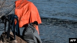 Törökországból csónakkal érkező menekült a Görögországhoz tartozó Leszbosz szigetén 2020. március 6-án