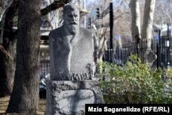 ნიკო ცხვედაძის ბიუსტი თბილისის სახელმწიფო უნივერსიტეტის ეზოში.