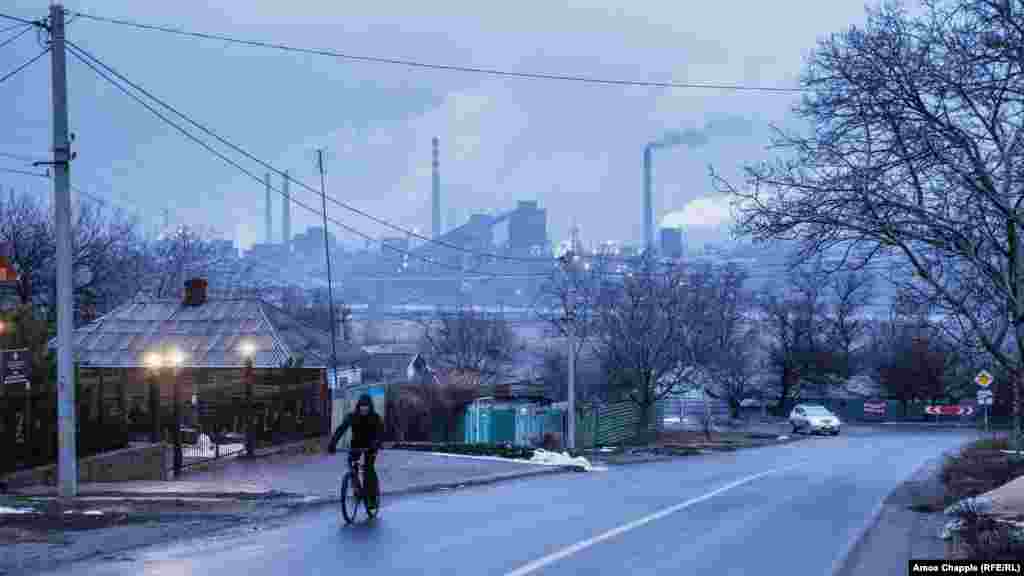 Мариуполь, 5-февралда. (Амос Чаппл) &quot;Бул сүрөт тартылган күндөн үч жума өтүп өтпөй Орусия Украинага басып кирип, Мариуполь шаары урандыга айланды. Февралдын башында Мариуполдо болуп, жергиликтүү тургундардын Орусиянын бастырып кириши мүмкүн экенин айтышканын укканда кызыктай сезим жаралды. Бирок жарандар кадимки жашоосун улантып жатышкан. Жээкте жүргөн жергиликтүү тургун Орусиянын кол салуу ыктымалдыгын &quot;50/50&quot; деген оюн айтты. Андан кийин ал аялын жана мышыгын жетелеп, дүйнө менен иши жоктой басып кетти&quot;, - деп эскерет сүрөттүн автору Амос Чаппл Мариуполь шаарына болгон иш сапары тууралуу.&nbsp;