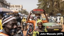 Žena nosi jagode ulicama Ouagadougoua, Burkina Faso, 28. januara 2022.
