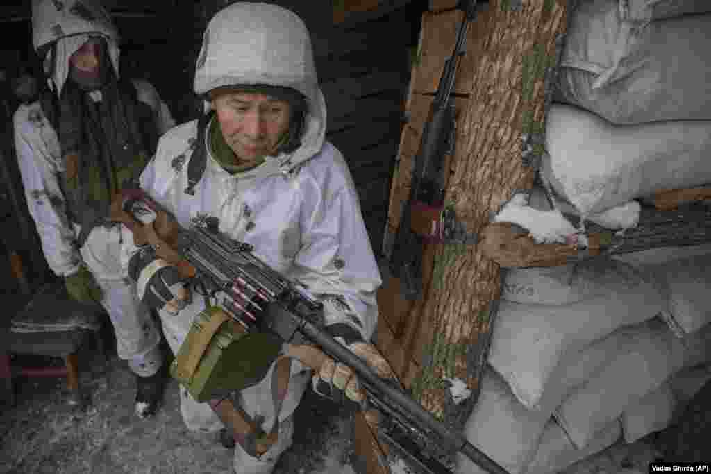 Një ushtar ukrainas bën gati një mitraloz në vijën e frontit në rajonin Luhansk në lindje të Ukrainsë më 29 janar.&nbsp; &nbsp;