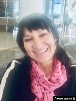 Ваня Креймър пред Северозападната болница в Чикаго