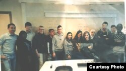 Гүлжигит Ормонов (солдон биринчи) чет өлкөлөрдөн келген эмгек мигранттарына швед тилинен сабак берип жаткан учуру.