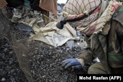 Bányászok szitálják át a köveket smaragd után kutatva