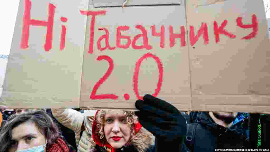 В руках вони тримали плакати з написами: &laquo;#SaveMohylyanka&raquo;, &laquo;Навіщо мені система, яка працює проти мене&raquo;, &laquo;КМАрафон з відставки Шкарлета&raquo;, &laquo;МОН, згадай закон&raquo;, &laquo;Освітою не торгують&raquo;, &laquo;Скасуй міністра, а не вибори&raquo;, &laquo;Свободу вибору&raquo;