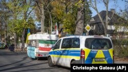 یکی خانه سیار در مقابل سفارت ایران در آلمان