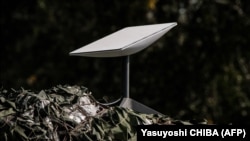 Супутниковий інтернет активно використовується українськими військовими від початку великої війни. На фото: Starlink в Ізюмі, Харківська область, 25 вересня 2022 року