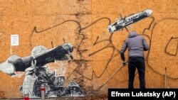 Graffiti pe un zid din capitala Ucrainei, Kiev. Un militar ucrainean lansează o rachetă pe care scrie „Scopul nostru este unul singur.”