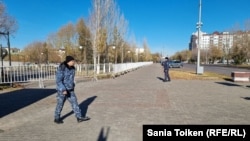 Митинг өтеді деген орынды бақылап жүрген полиция қызметкерлері. Астана, 2022 жыл.