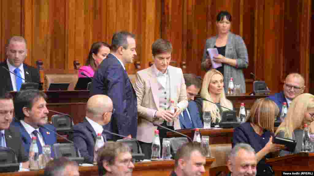 Ivica Dačić, predsednik Socijalističke partije Srbije, vraća se na mesto šefa diplomatije, Ujedno će biti zamenik premijera i šef Biroa za koordinaciju službi bezbednosti. Ani Brnabić ovo će biti treći mandat na mestu predsednice Vlade Srbije. &nbsp;