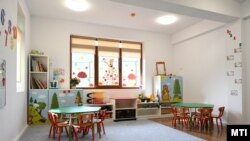 Csoportszoba a magyar állam támogatásával épült gyimesbükki csángó magyar óvodában az avatás napján, 2022. október 8-án