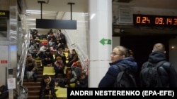 Stanovnici Kijeva sklonili su se unutar metro stanice nakon ruskog granatiranja ukrajinske prijestolnice, 31. oktobar 2022.