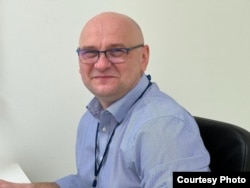 Alexandru Coman crede că o raportare zilnică a cazurilor nu rezolvă nimic din problema infecțiilor nosocomiale. Soluțiile se găsesc în infrastructură și educație, spune el.