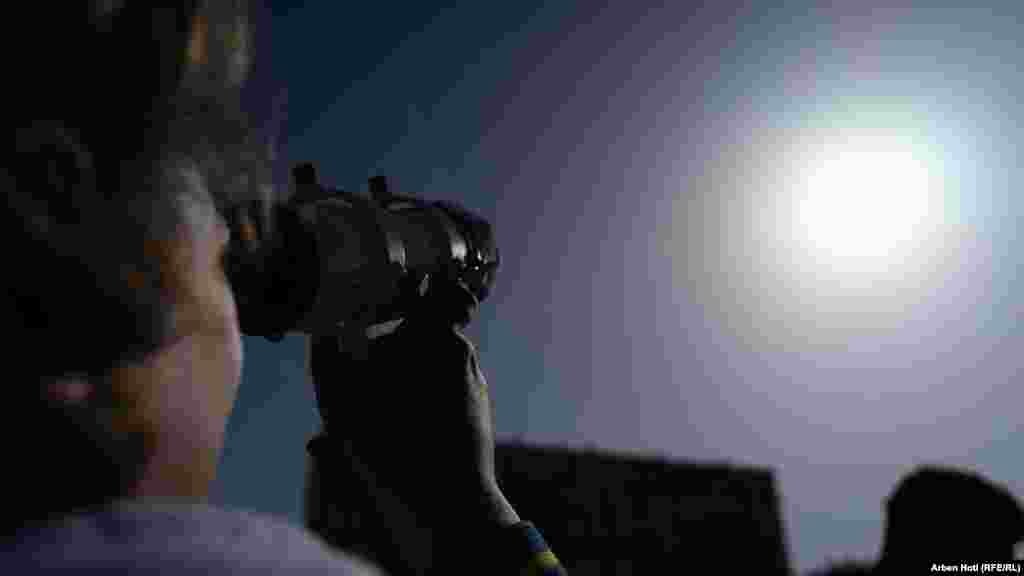 Një&nbsp;qytetare duke vrojtuar eklipsin e Diellit, Prishtinë më 25 tetor 2022.