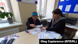 Cetățenii vin la birourile de asistență socială să depună cereri pentru compensații la facturi. Imagine din arhivă