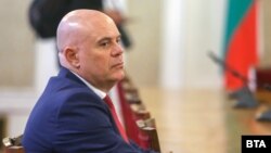 Иван Гешев на три пъти посети парламента, за да се среща с парламентарните групи на "Български възход", ГЕРБ и ДПС. Предстои му и среща с депутатите на БСП