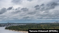 Компанія «ДТЕК Київські електромережі» повідомила, що в столиці вранці в суботу почалися стабілізаційні відключення світла