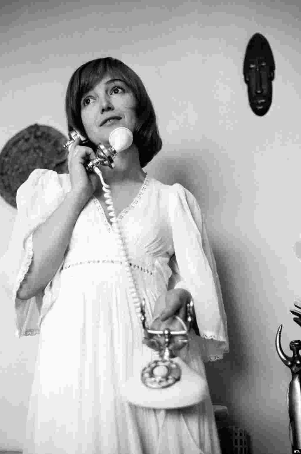 Актрисата Виолета Донева е била убита по-рано този месец на 79-годишна възраст. Тялото ѝ е открито в дома ѝ на 22 октомври. Полицията е разбила вратата на апартамента ѝ в столичния кв. &quot;Изток&quot; и е открила &quot;следи от насилие&quot; по тялото на актрисата. Разследването е за убийство. Виолета Донева има десетки роли в киното и театъра, преди да слезе от сцената в началото на новия век.