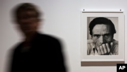 Fotografija Paola Pasolinija na zidu izložbe postavljene u čast ovog italijanskom umjetinika 11. septembra 2014. godine u Martin-Gropius-Bau muzeju u Berlinu.