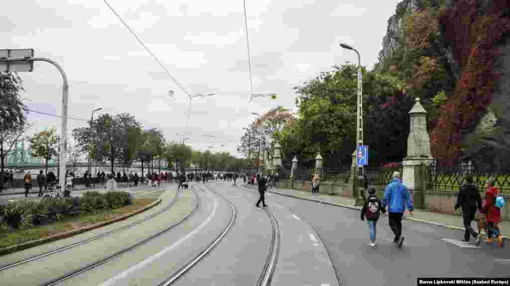 Alternatív útvonalon is sokan közelítették meg a helyszínt, bőven a tüntetés kezdete után is.