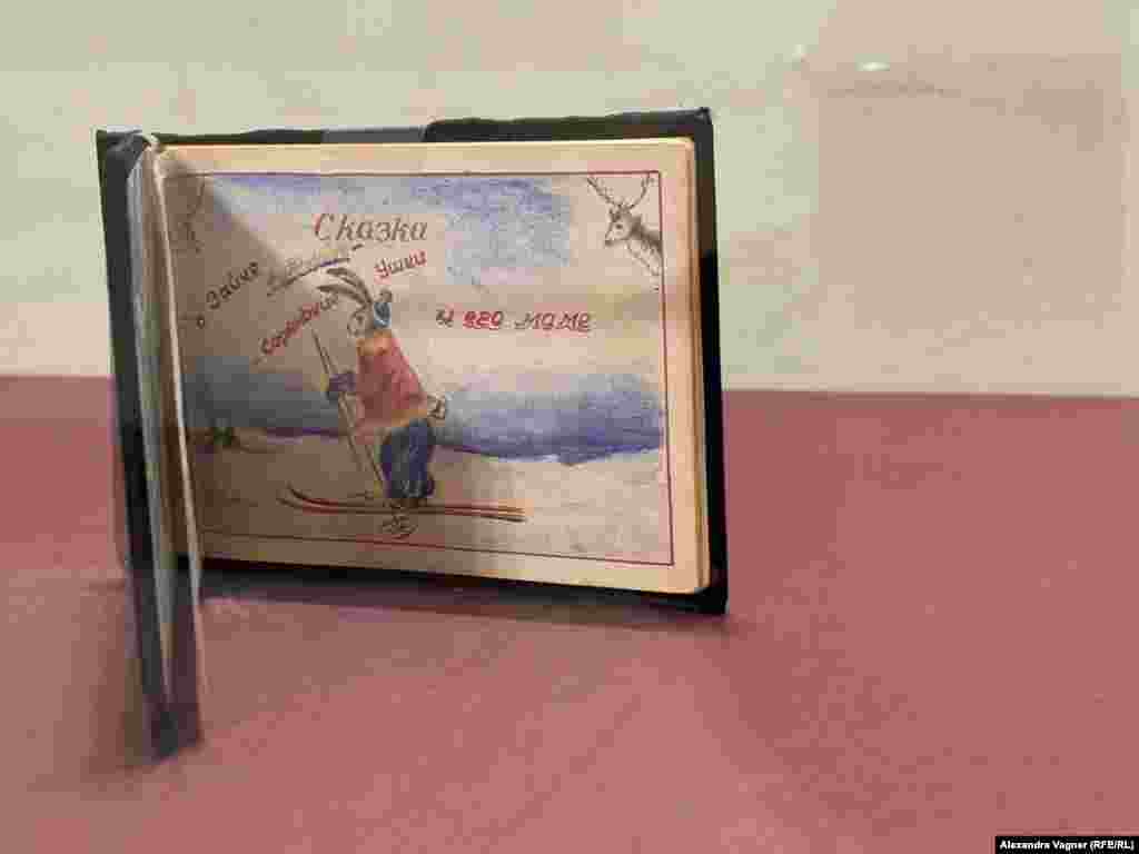 &quot;Мы готовили эту выставку 15 лет, - рассказывает автор экспозции. - Так долго, потому что мы никак не могли найти тот стержень, на который можно надеть женские судьбы. Потому что они, с одной стороны, все одинаковые, все прошли через лагерь, а с другой стороны, каждая судьба &ndash; это судьба человека. В музее &quot;Мемориала&quot; очень много рукоделия, потому что эти несчастные женщины могли сделать только то, что они могли сделать сами, своими руками из того, что у них было... а у них не было ничего. У них были ошметки, обрывки, какие-то клубочки, надерганные нитки, рванье. И надо было из этого, во-первых, себя беречь, себя одевать, во-вторых, каким-то образом давать знать, что ты жив&quot;.