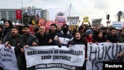 Protestë kundër ndalimit të kryetarit të Stambollit, Ekrem Imamoglu, në Stamboll, Turqi, 20 mars 2025.