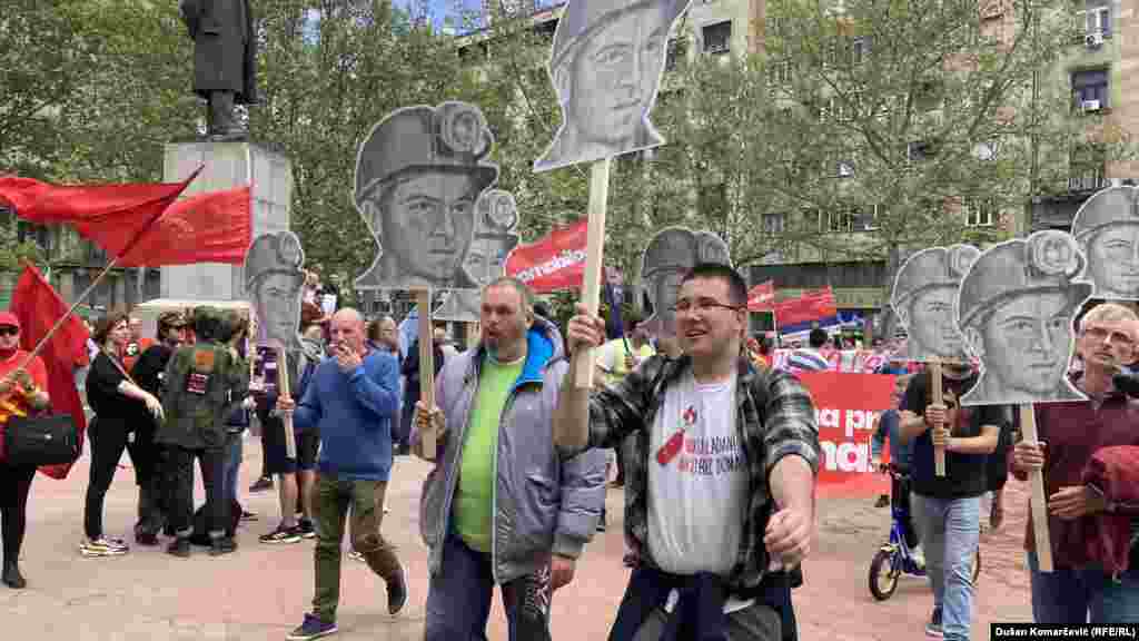 Protesta e punëtorëve në Beograd. Protestuesit mbajtën në duar pankarta me figura të minatorëve për të përkujtuar tragjedinë në minierën Soko, ku shumë punëtorë vdiqën më 1 prill të këtij viti.&nbsp;