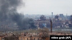 Dim se diže iz čeličane Azovstal u Mariupolju, Ukrajina, utorak, 3. maja 2022.