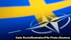 Logo e NATO-s dhe ngjyrat e flamurit të Suedisë. Fotografi ilustruese nga arkivi. 