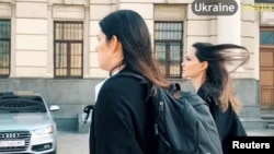 Джоли и екипът й бяха принудени да прекъснат срещите си заради сирени за въздушна атака