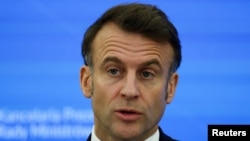 За його словами, ця допомога спрямована на задоволення першочергових потреб ЗСУ – це протитанкові ракети, засоби ППО, ракети Mistral, бронемашини та боєприпаси