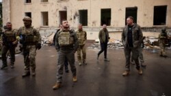 Președintele Ucrainei, Volodimir Zelenski, vizitează o zonă afectată de loviturile militare rusești în Harkov, Ucraina, 29 mai 2022. 